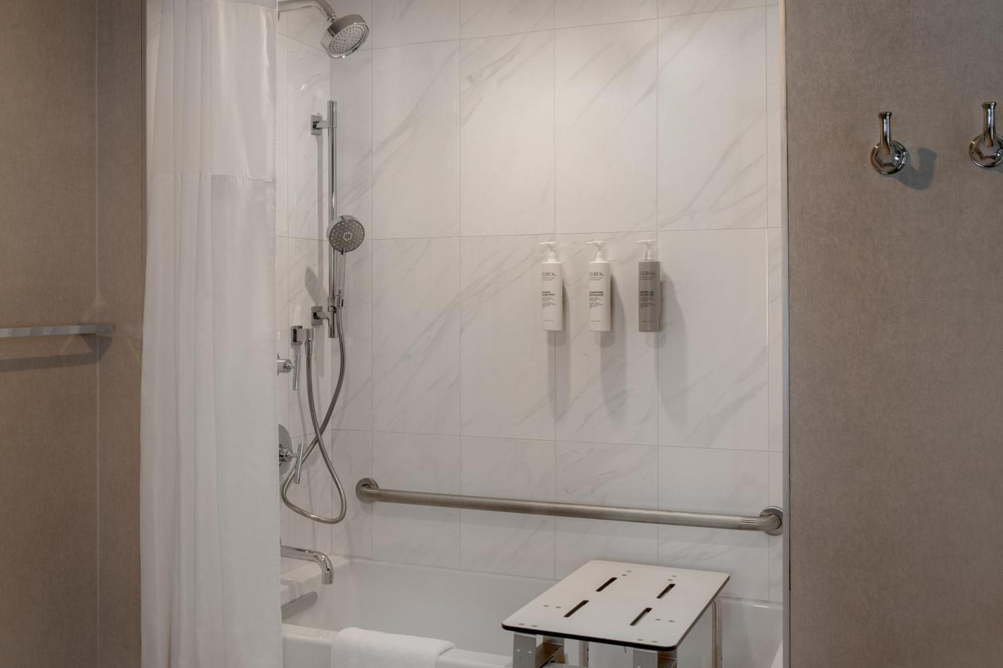 Hampton Inn By Hilton Winnipeg Downtown Экстерьер фото