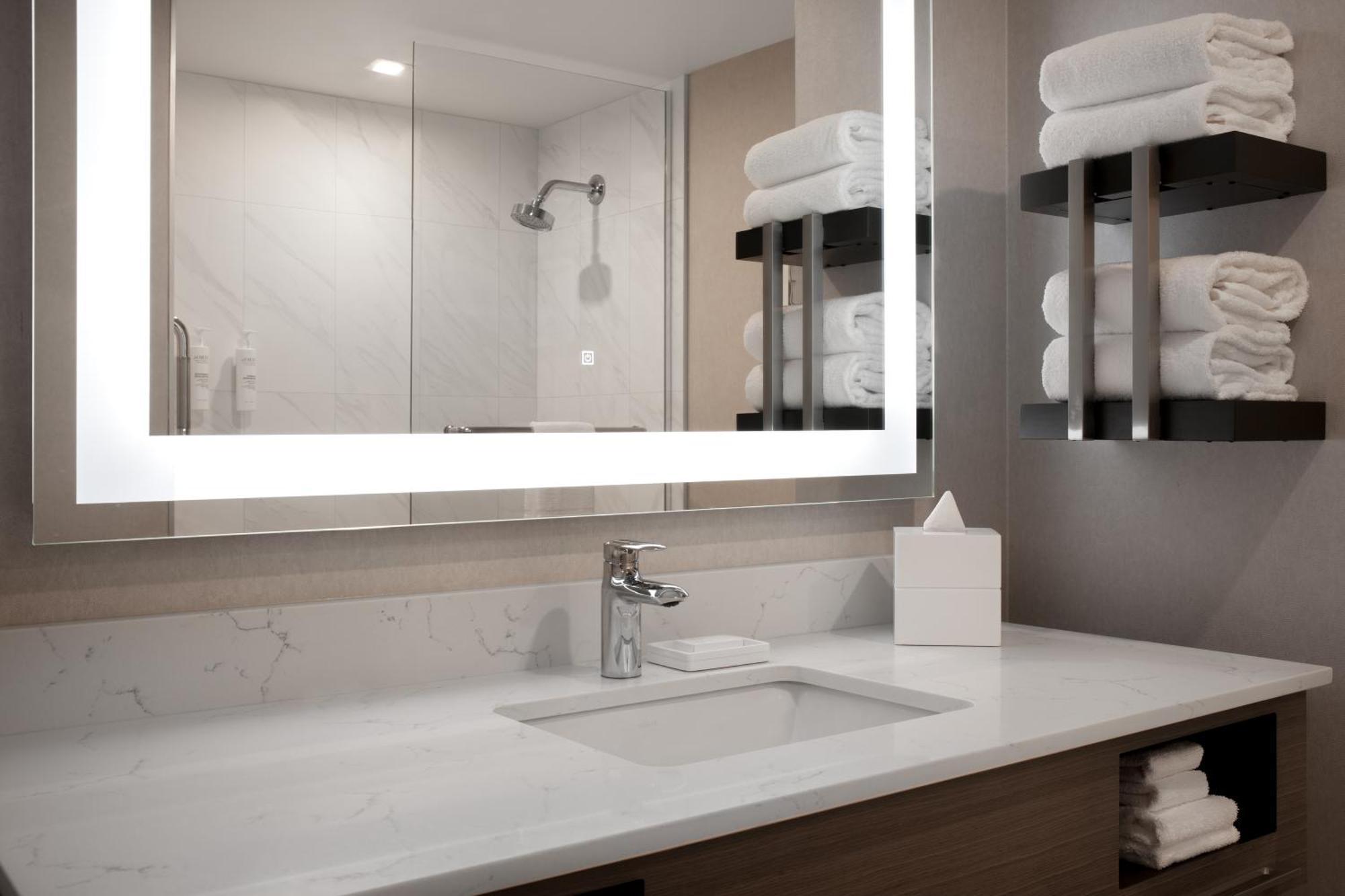 Hampton Inn By Hilton Winnipeg Downtown Экстерьер фото