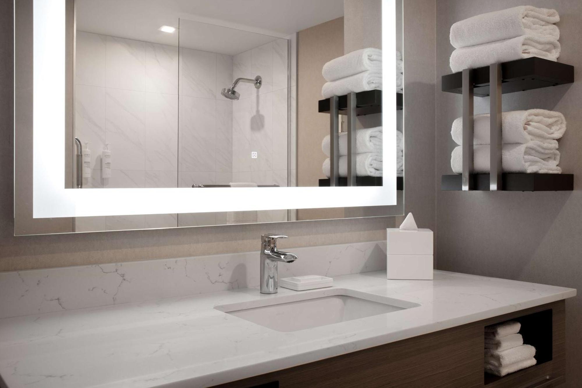 Hampton Inn By Hilton Winnipeg Downtown Экстерьер фото
