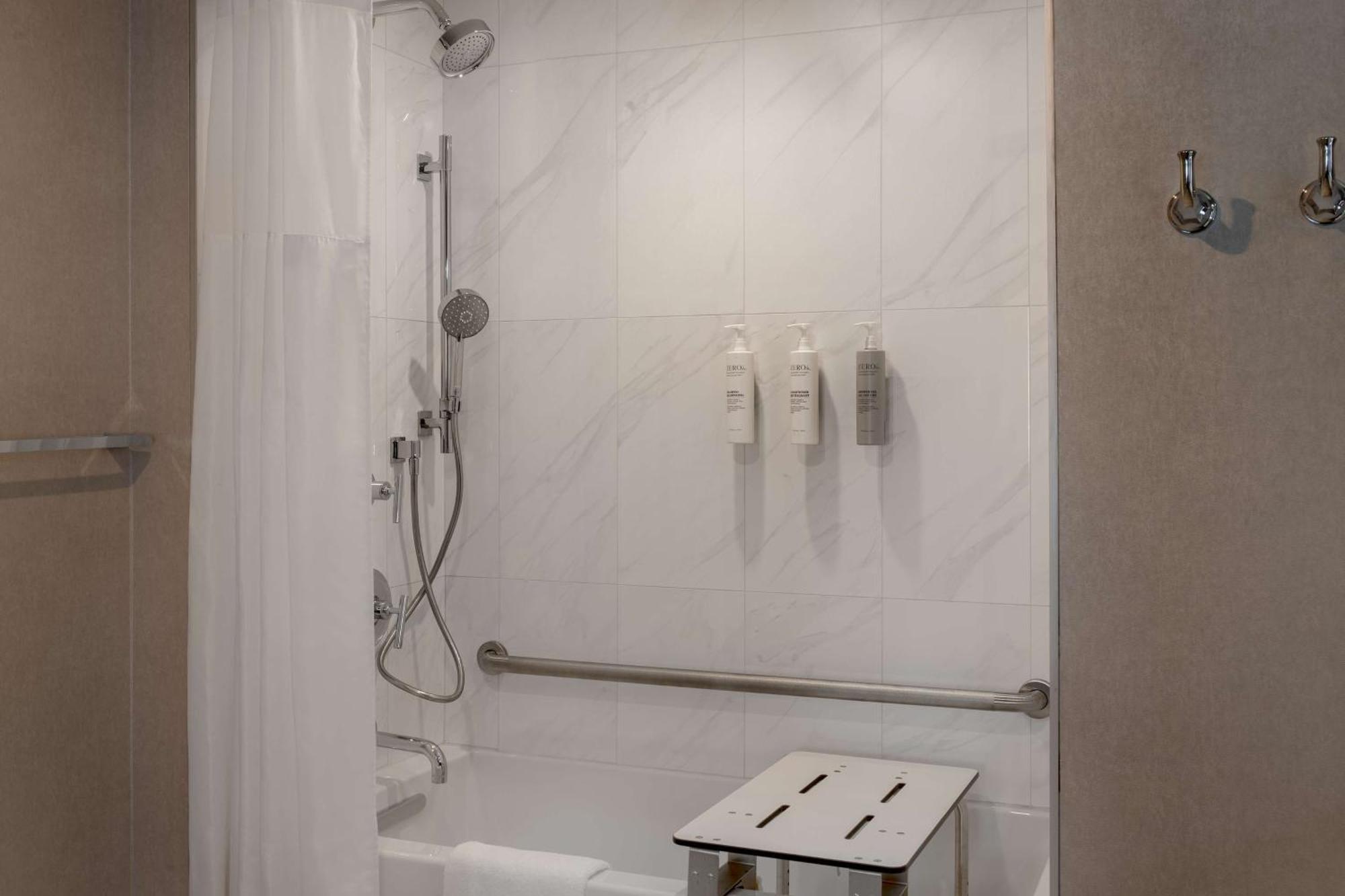 Hampton Inn By Hilton Winnipeg Downtown Экстерьер фото