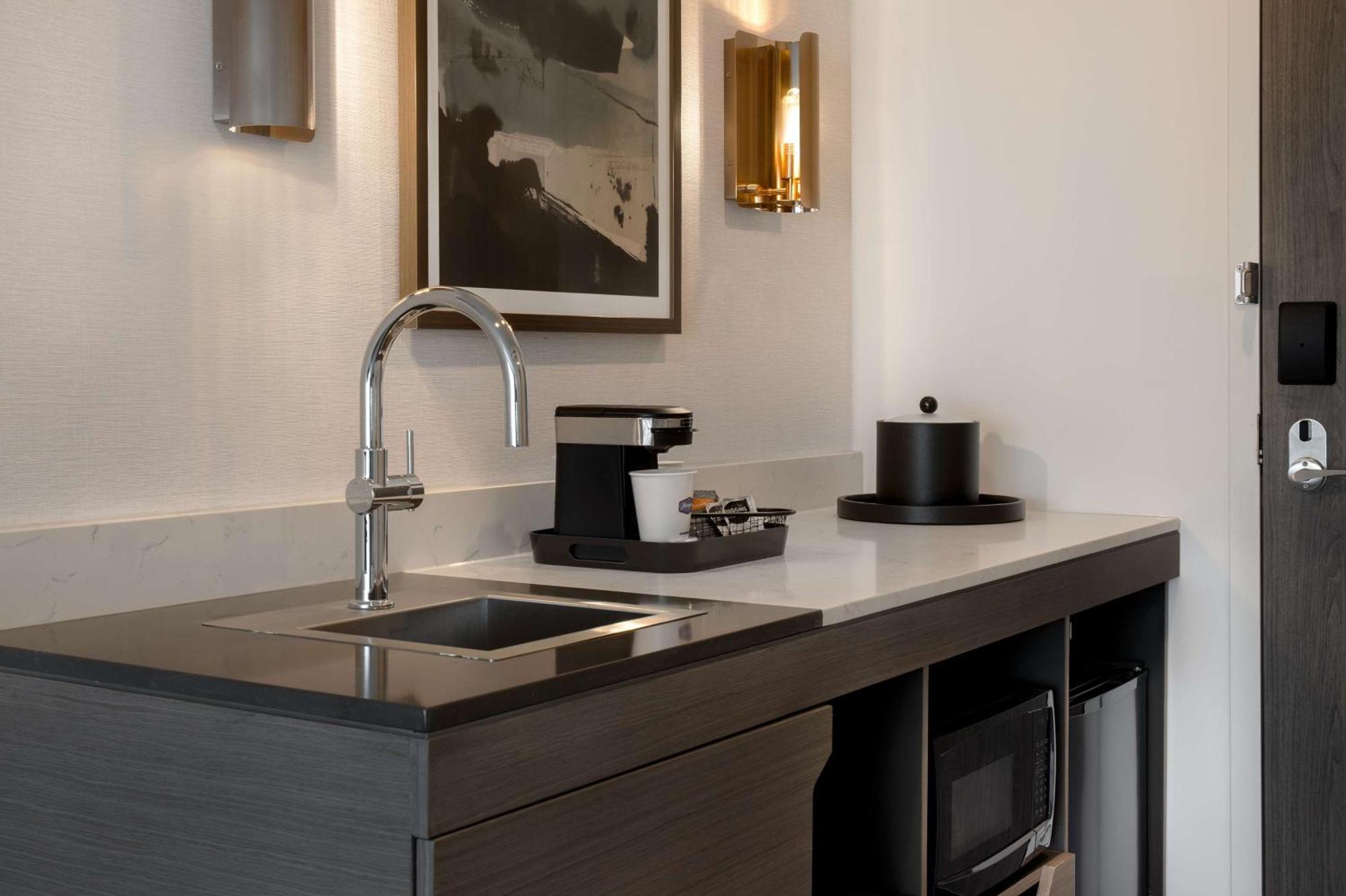 Hampton Inn By Hilton Winnipeg Downtown Экстерьер фото
