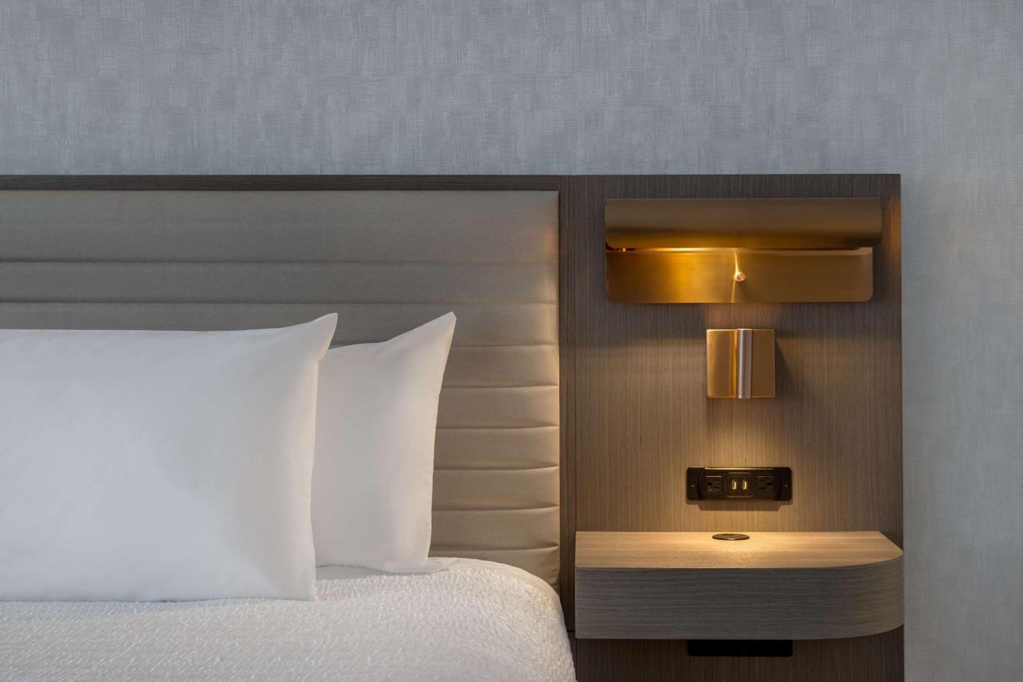 Hampton Inn By Hilton Winnipeg Downtown Экстерьер фото
